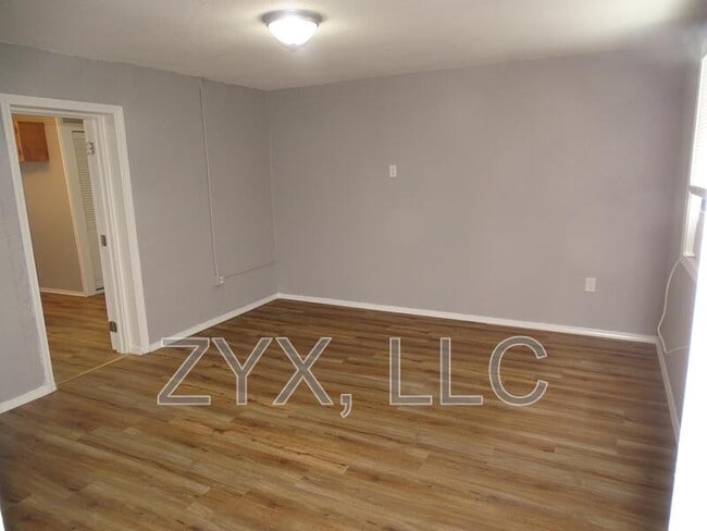 Building Photo - 412 N Lincoln Ave