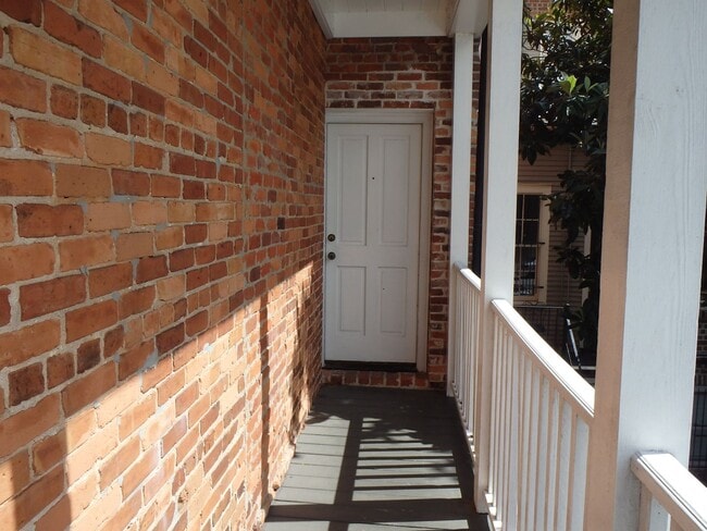 Building Photo - Two Bedroom Townhome Close to Forsyth Park