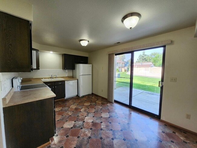 Building Photo - Spacious N. Richland Townhome- Includes Washer & Dryer!