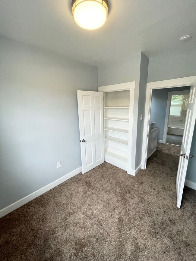 Building Photo - Entirely Remodeled 3 Bedroom, 1 Bathroom i...