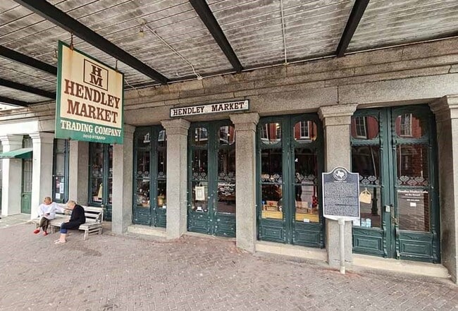 Building Photo - 2010 The Strand