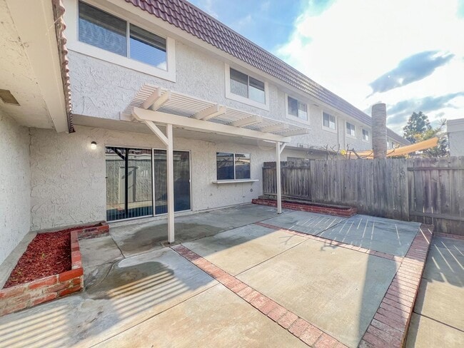 Building Photo - Cypress 2 Bed Townhome - 2 Car Garage - Gorgeous - Amenities Galore!!!!!