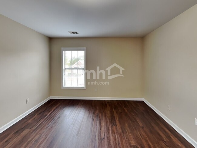 Building Photo - 850 Stonehaven Rd SW