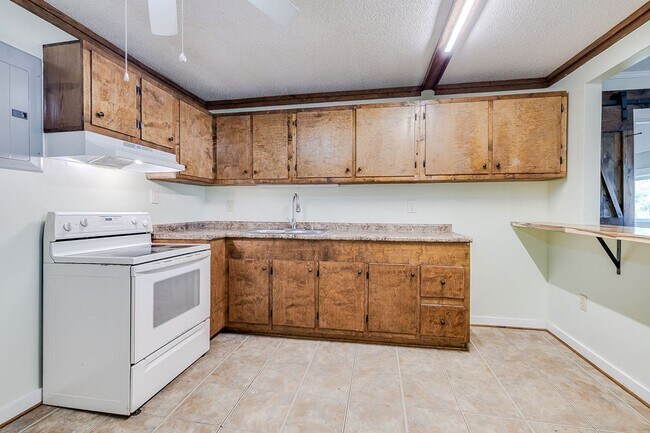 Building Photo - Spacious 3BR Home in Newington – Quiet Living with Room to Enjoy