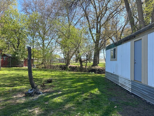 Building Photo - Newly remodeled trailer in park