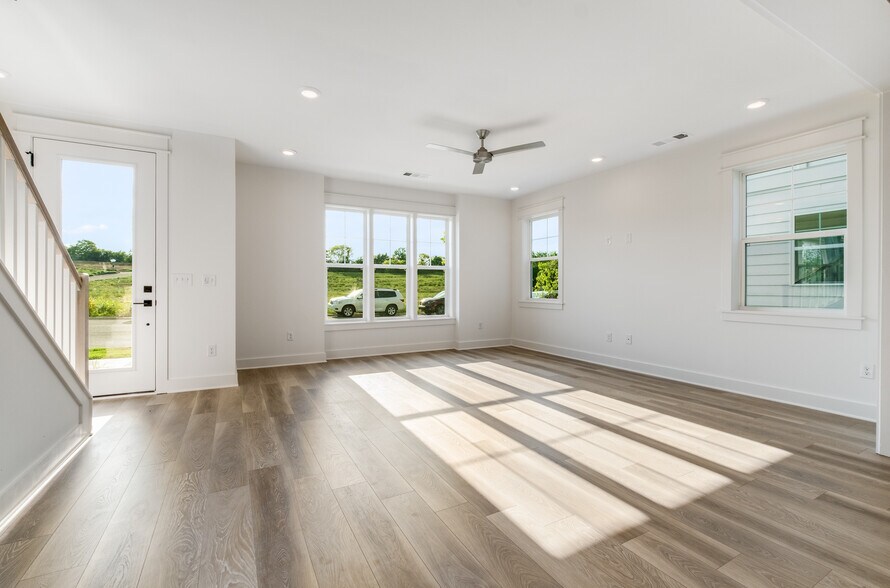Building Photo - 153 Oasis Dr