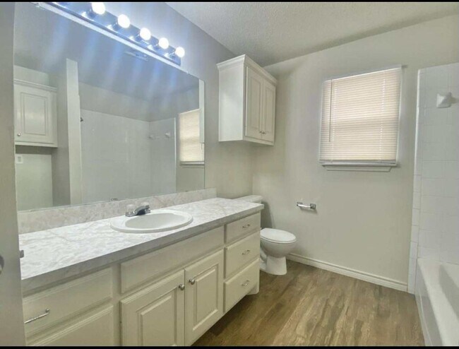 Building Photo - Updated house in East Lubbock