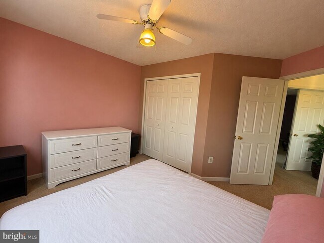 Building Photo - 407 Tamarack Cir