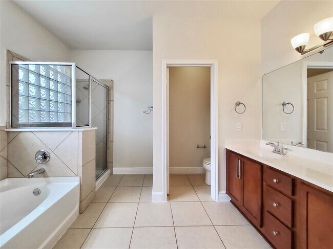 Building Photo - 14829 Fernhill Dr