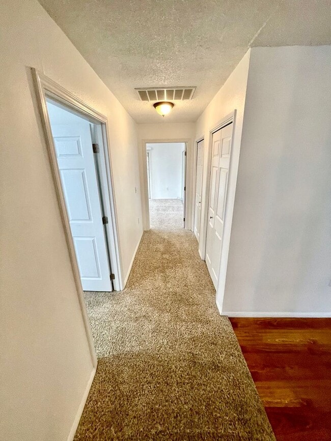 Building Photo - 3 Bedroom, 2 bath home in Sunset Village
