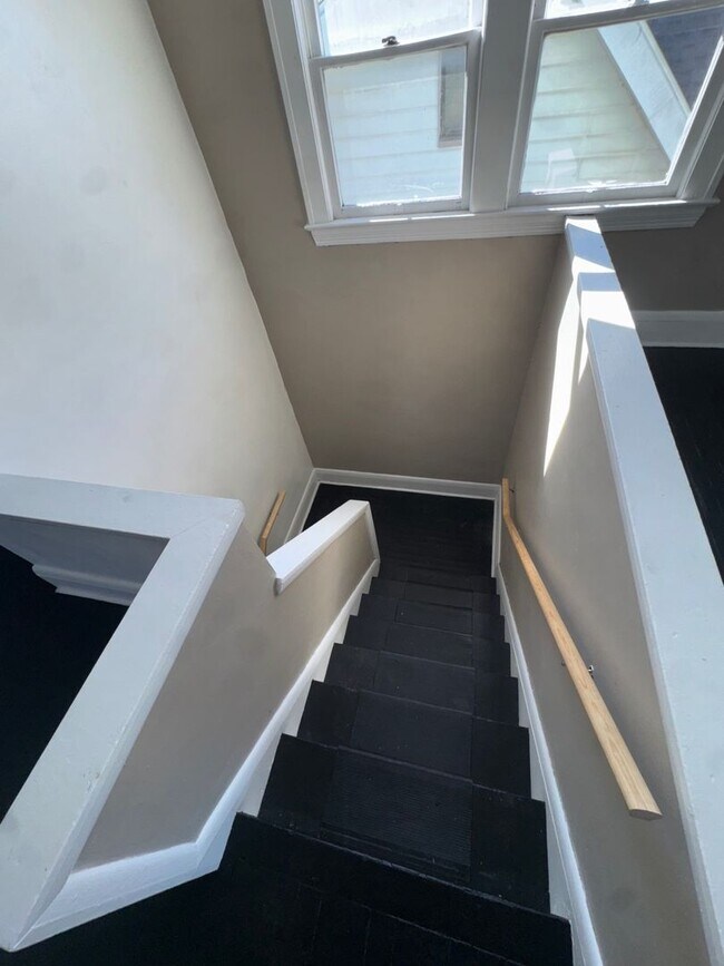 Building Photo - Charming 3-Bedroom Property in Prime Locat...