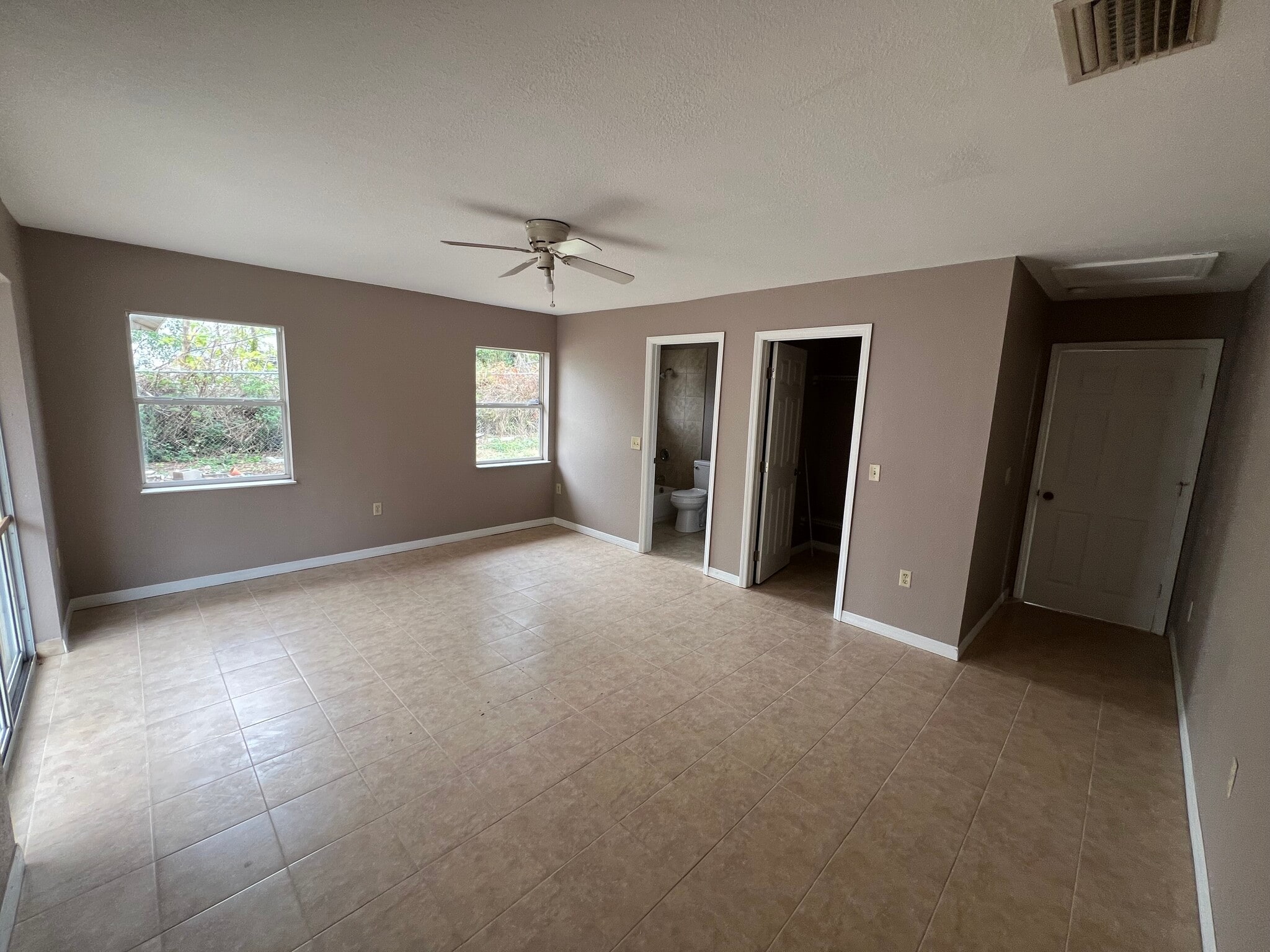 Building Photo - 4324 Hedge Dr N