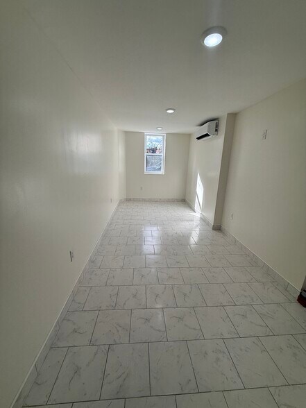 Building Photo - 1110 S 54th St