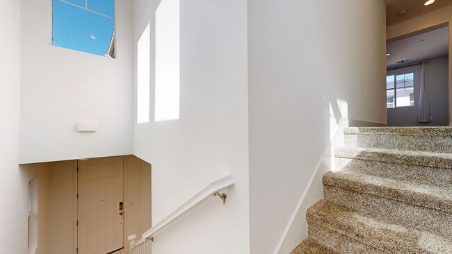 Building Photo - Bright & Beautiful 4 Bedroom 3 Full Bathroom Home!