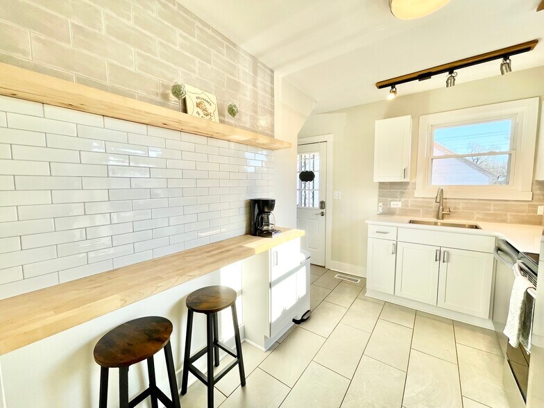 Building Photo - 1325 Willow Dr