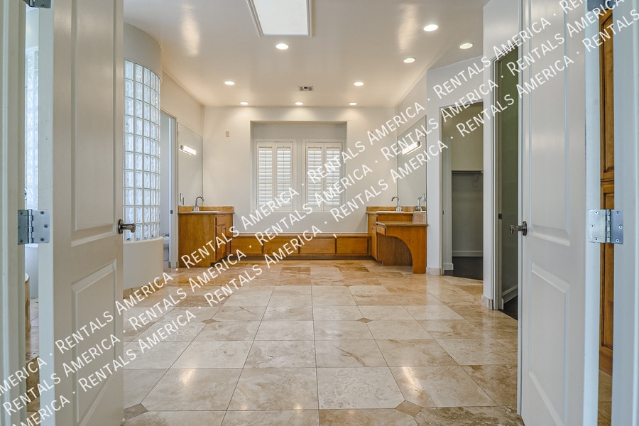 Building Photo - 14136 E Gloria Ln