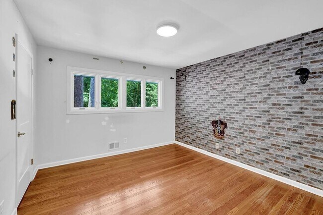 Building Photo - 505 River Valley Rd NW