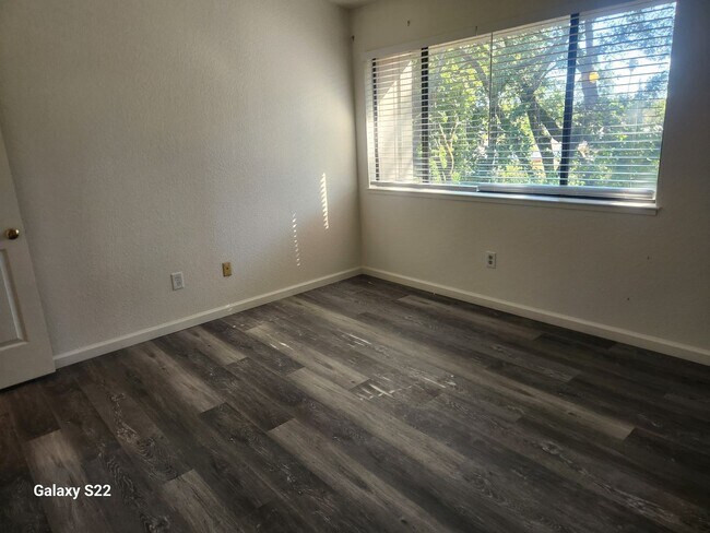 Building Photo - Beautiful two story condo in a well maintained complex, and close to everything!!