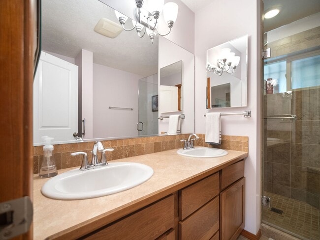 Building Photo - Fully Furnished 3 bedroom/3 bathroom North Spokane Home