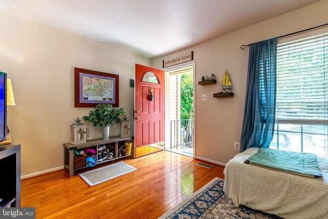 Building Photo - Stylish and Spacious Townhome with Open Floor Plan and Updated Kitchen