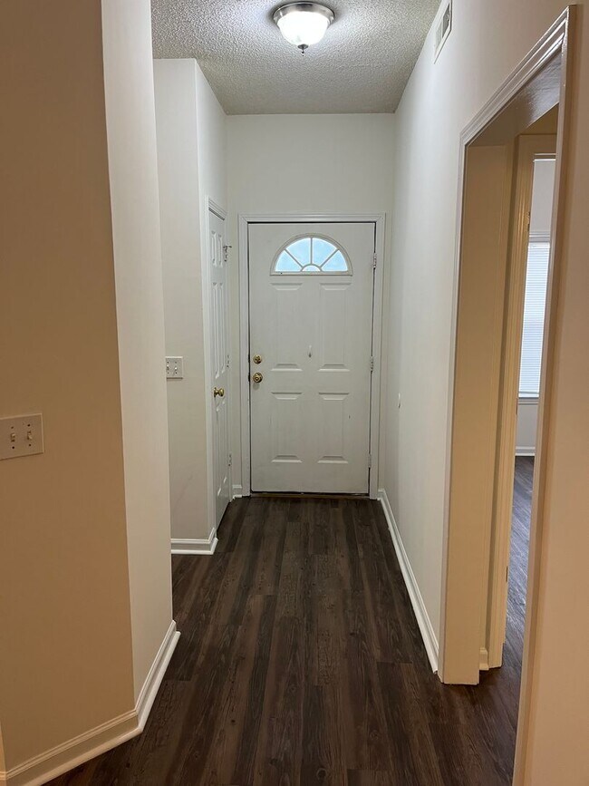 Building Photo - Spacious condo in excellent location