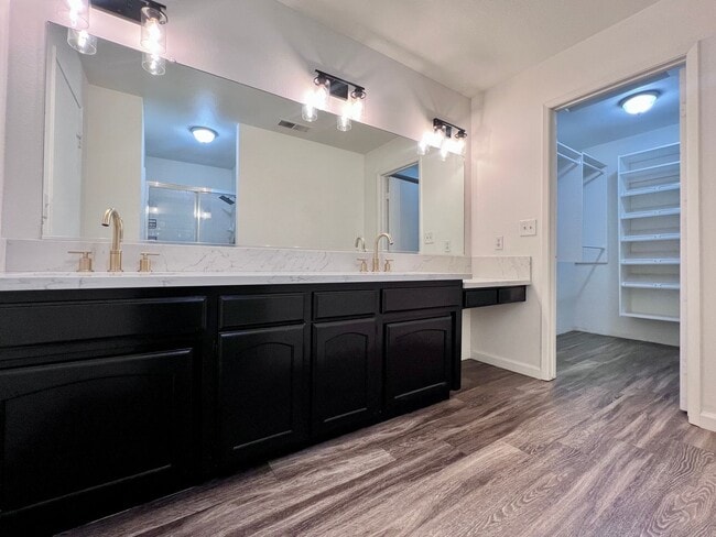 Building Photo - $2,350 Shepherd & Maple, 3 Bedroom 3 full ...