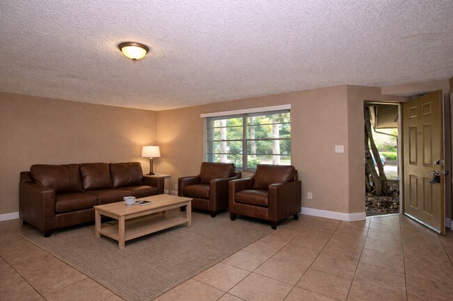 Building Photo - 3/2 on Corner lot in Altamonte Springs Available Now!