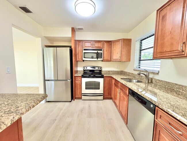 Building Photo - 2201 NE 5th Ave