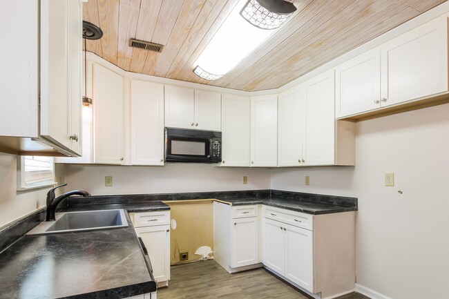 Building Photo - 3768 Stonehill Dr