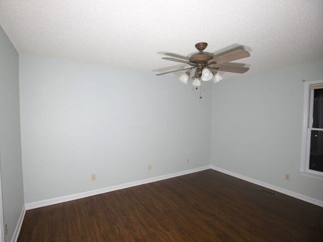 Building Photo - 104 Victoria Dr