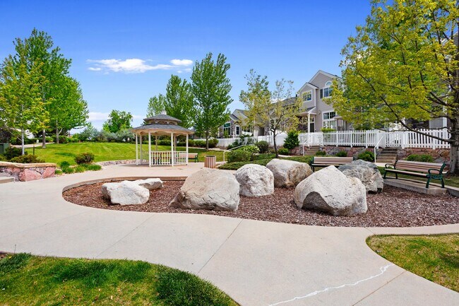 Building Photo - Recently Updated 3 Bedroom 2 Bath Home - B...