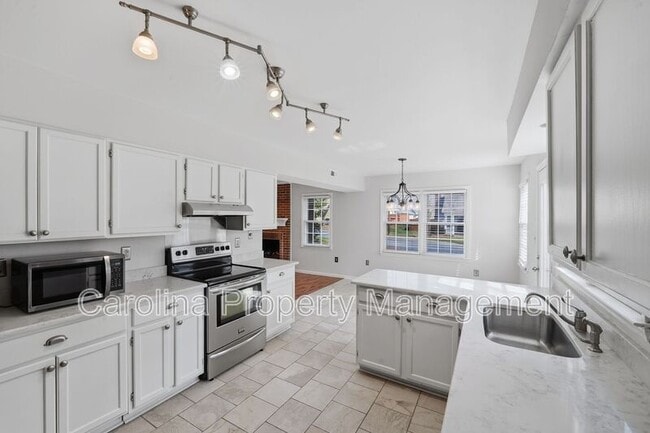 Building Photo - 805 Farm Tree Ln