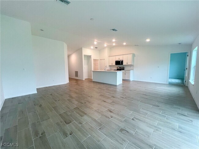 Building Photo - 2127 SW 12th Ave