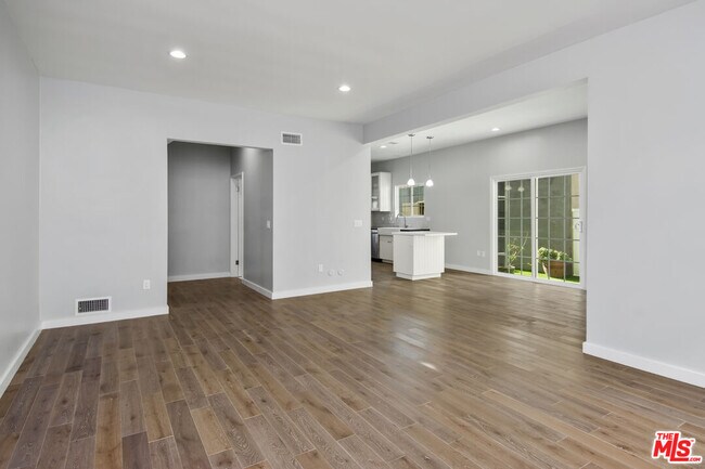 Building Photo - 111 S Harper Ave