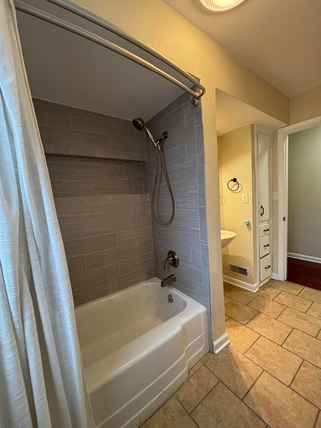 Building Photo - 514 Enfield Rd