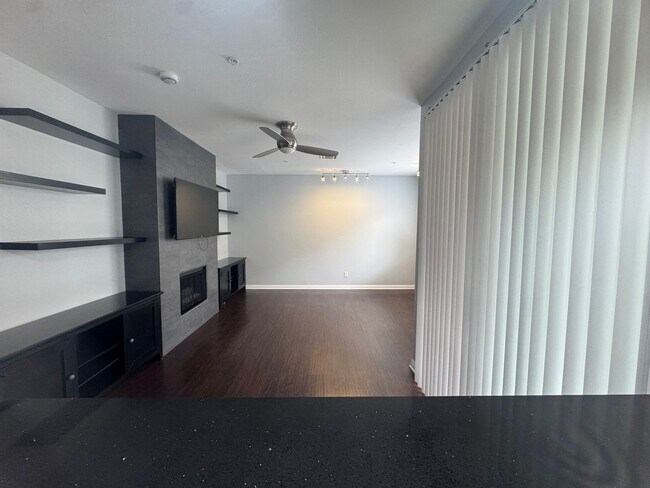 Building Photo - Renovated 2BD/2BA with Tandem Parking, Oversized Balcony & In-Unit Laundry — Downtown Long Beach
