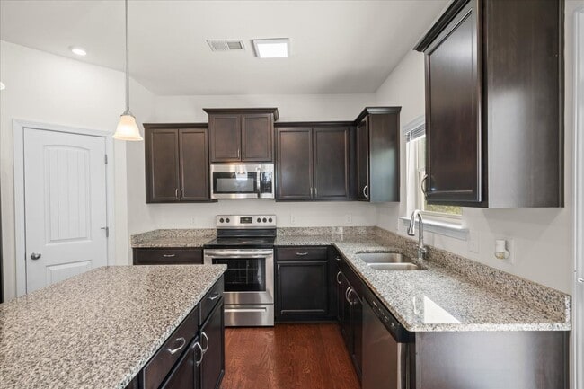 Building Photo - 1407 Red Hill Dr