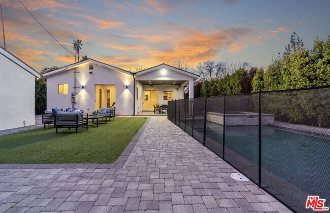 Building Photo - 19148 W Oxnard St