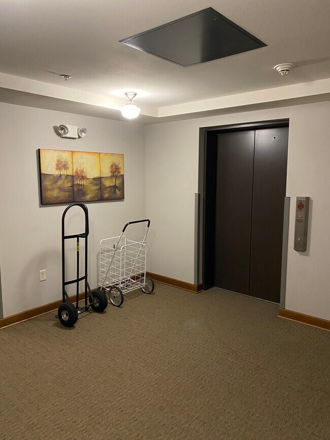 Building Photo - 214 S Kline St