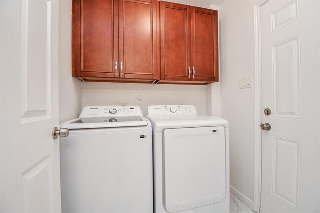 Building Photo - 9806 Larston St