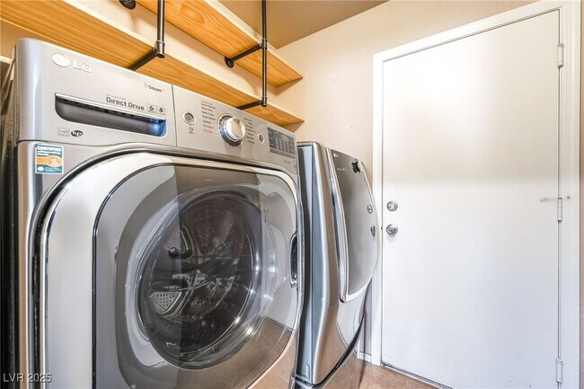 Building Photo - 325 Waterwheel Falls Dr