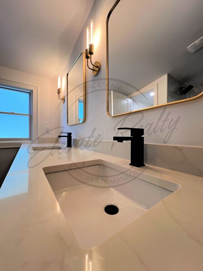 Building Photo - Modern Elegance in the Heart of Nashville ...