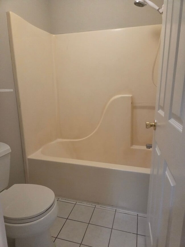 Building Photo - Beautiful very spacious 4 Bed/2 Bath