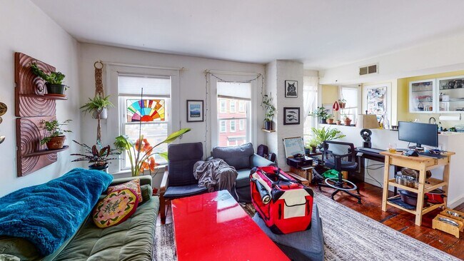 Primary Photo - Luxurious Remodeled 1BR Suite with Island ...