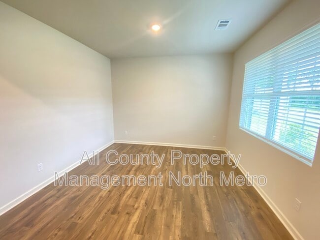 Building Photo - 102 Oaktree St