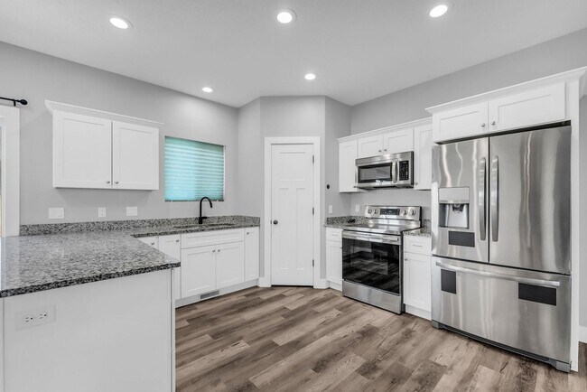 Building Photo - Beautiful 2020 Layton Home with High Ceilings & Modern Finishes