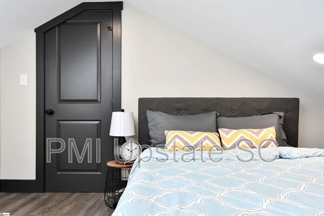 Building Photo - 105 McMakin Dr