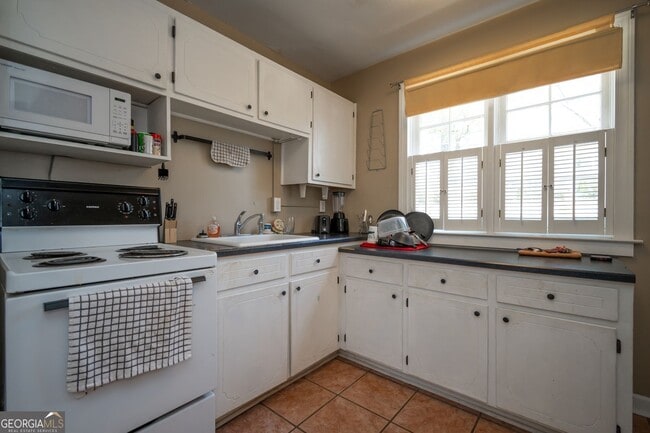 Building Photo - 935 Baxter St