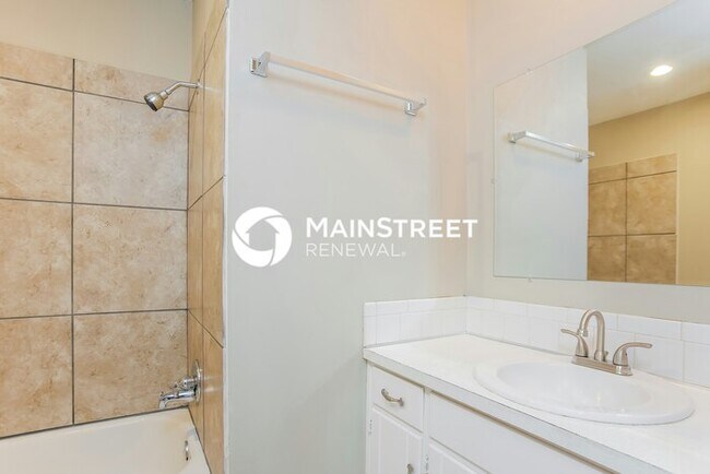 Building Photo - 3 Bedroom Pet-Friendly Home in Independence, MO with Main Street Renewal