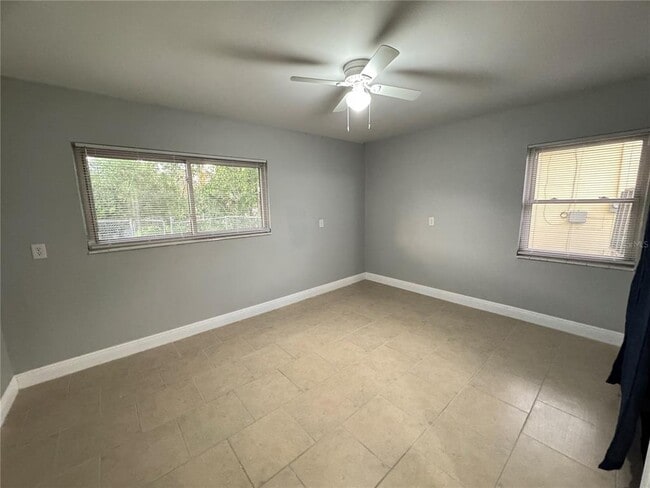 Building Photo - 427 Country Club Dr
